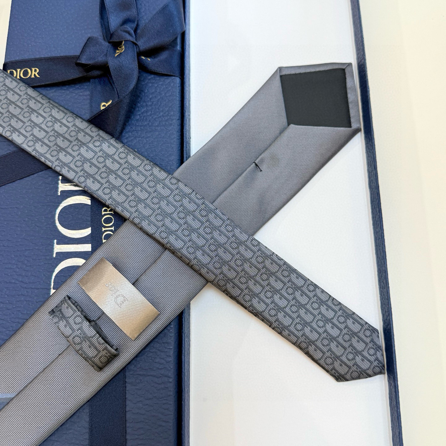 DIOR