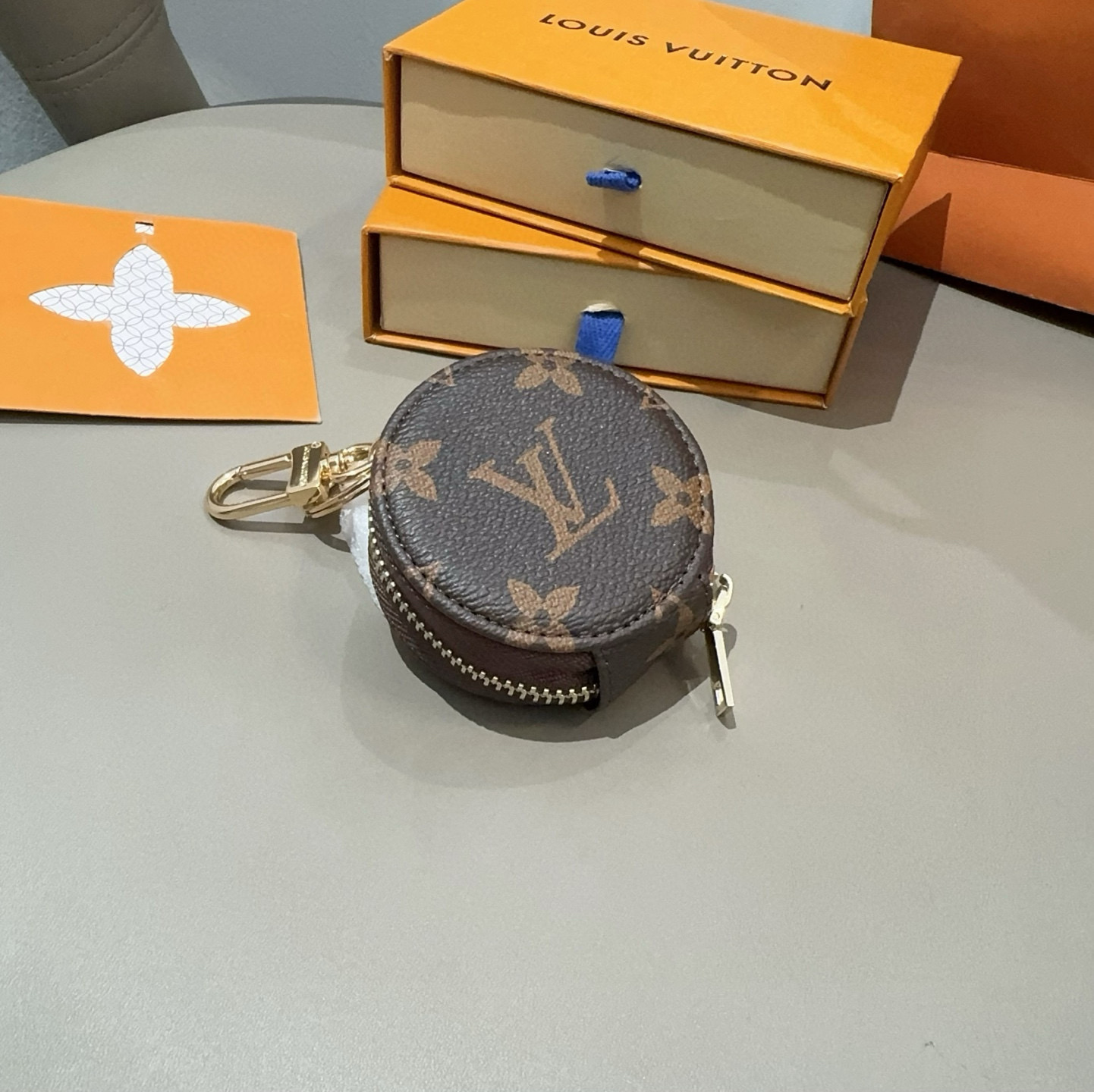 LOUIS VUITTON