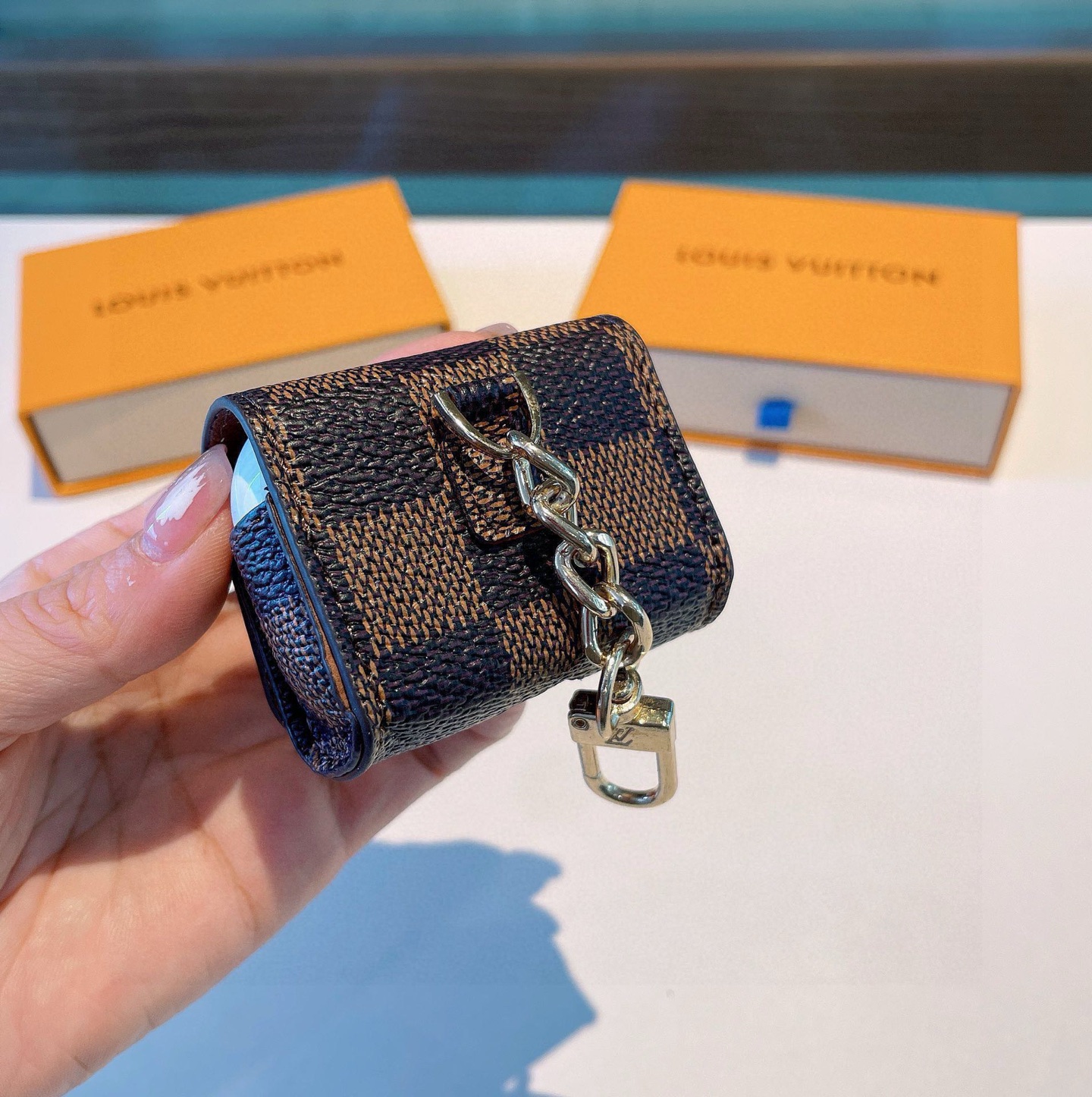 LOUIS VUITTON