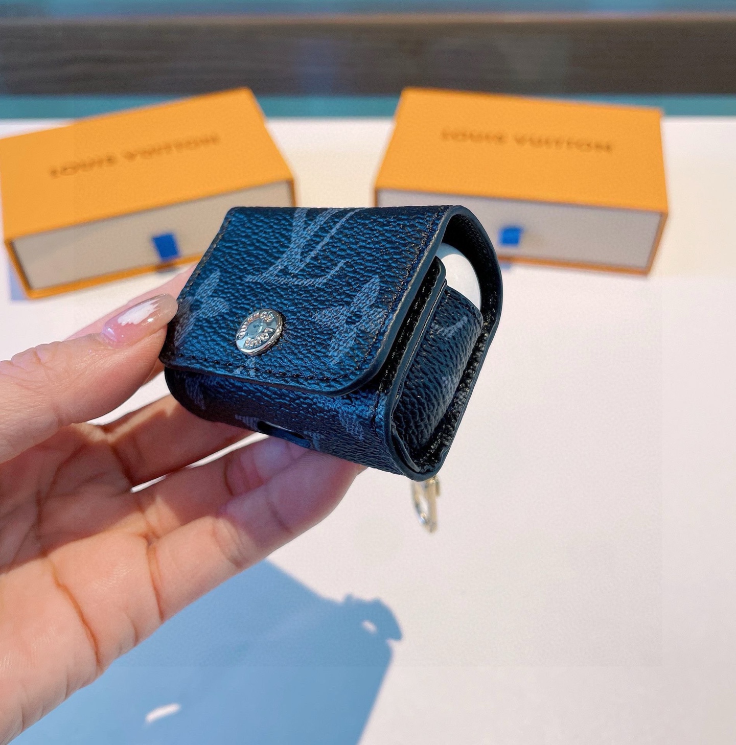 LOUIS VUITTON