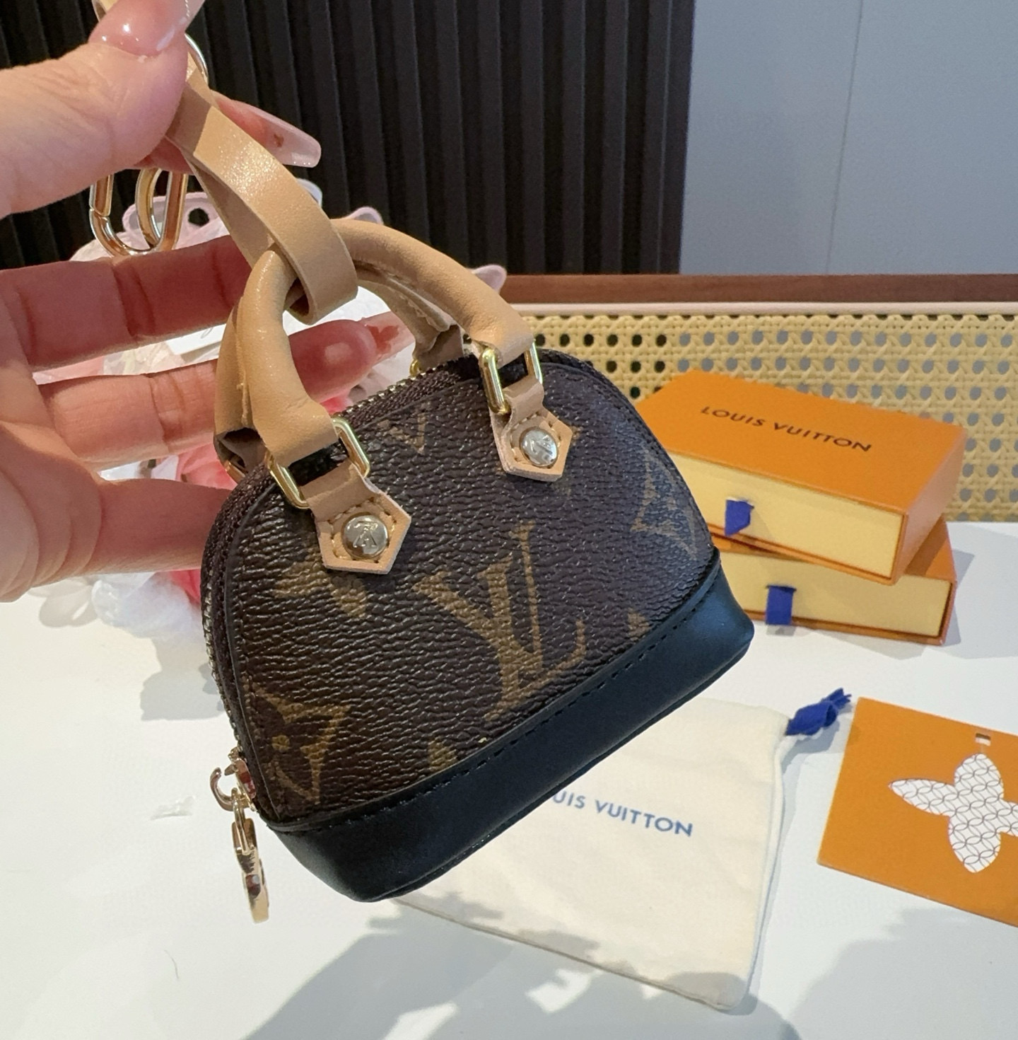 LOUIS VUITTON