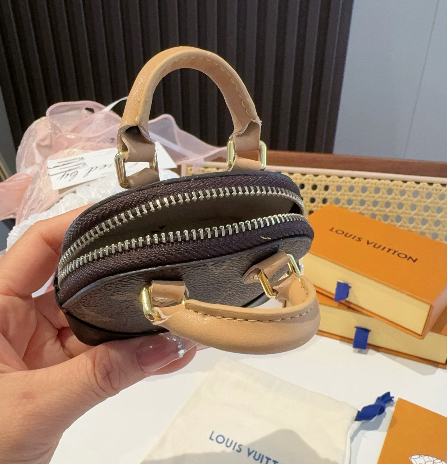 LOUIS VUITTON