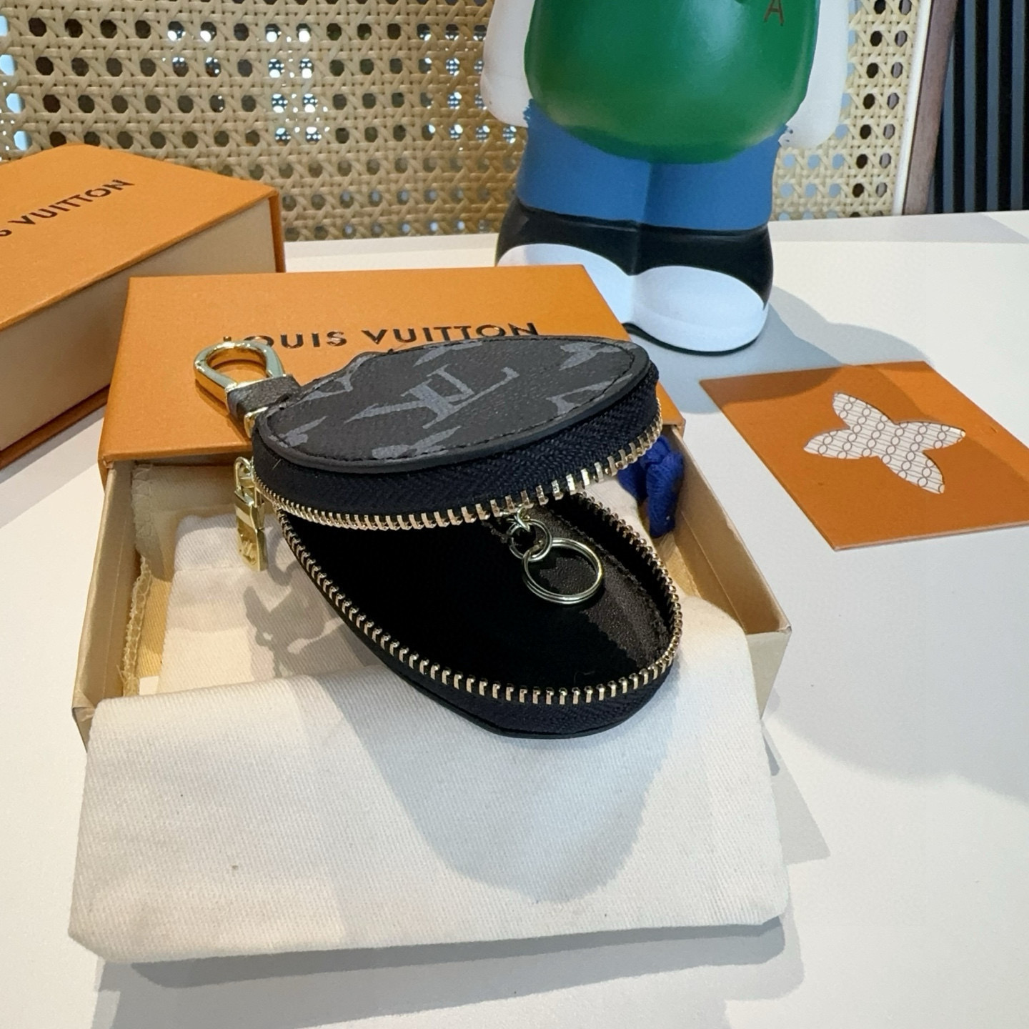 LOUIS VUITTON