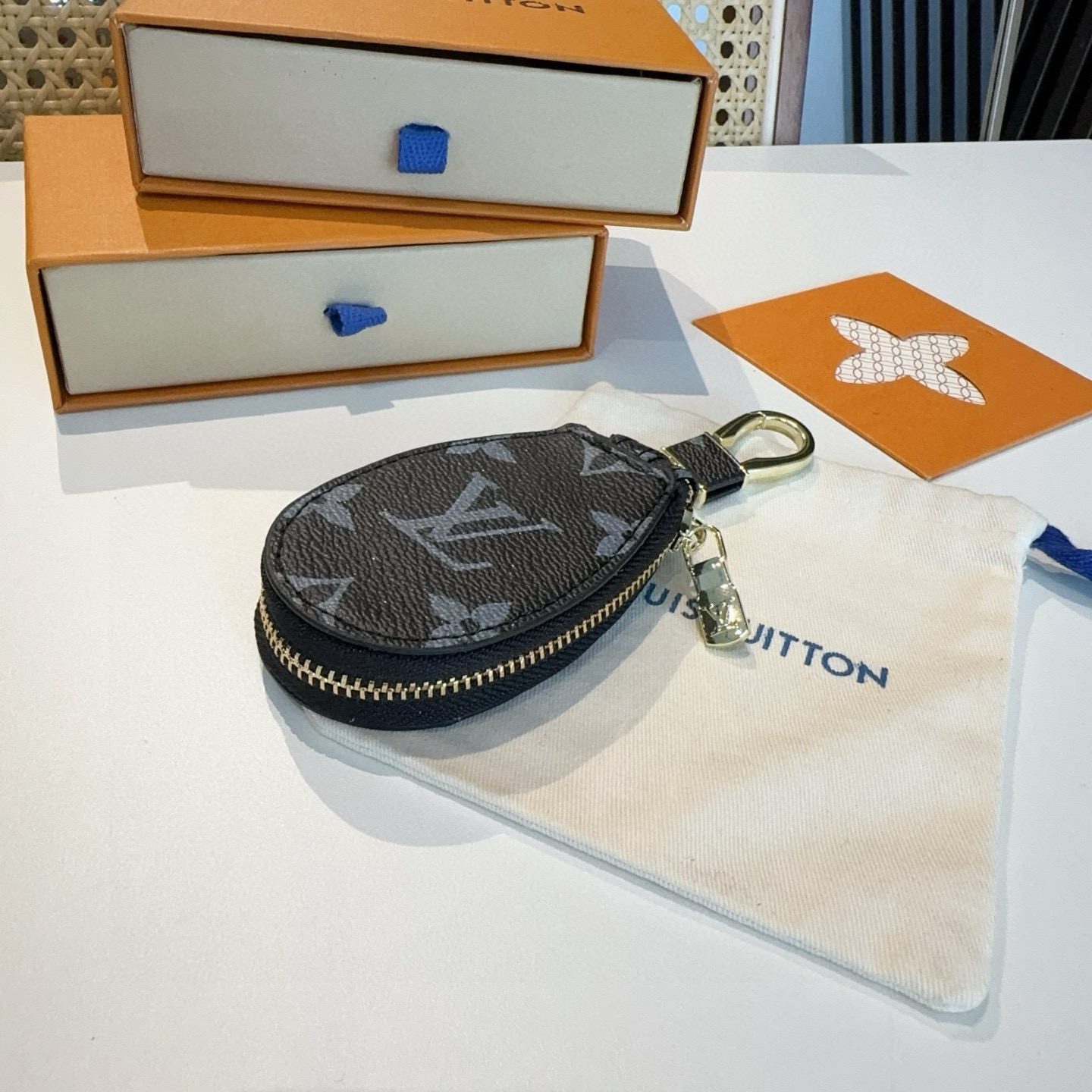 LOUIS VUITTON