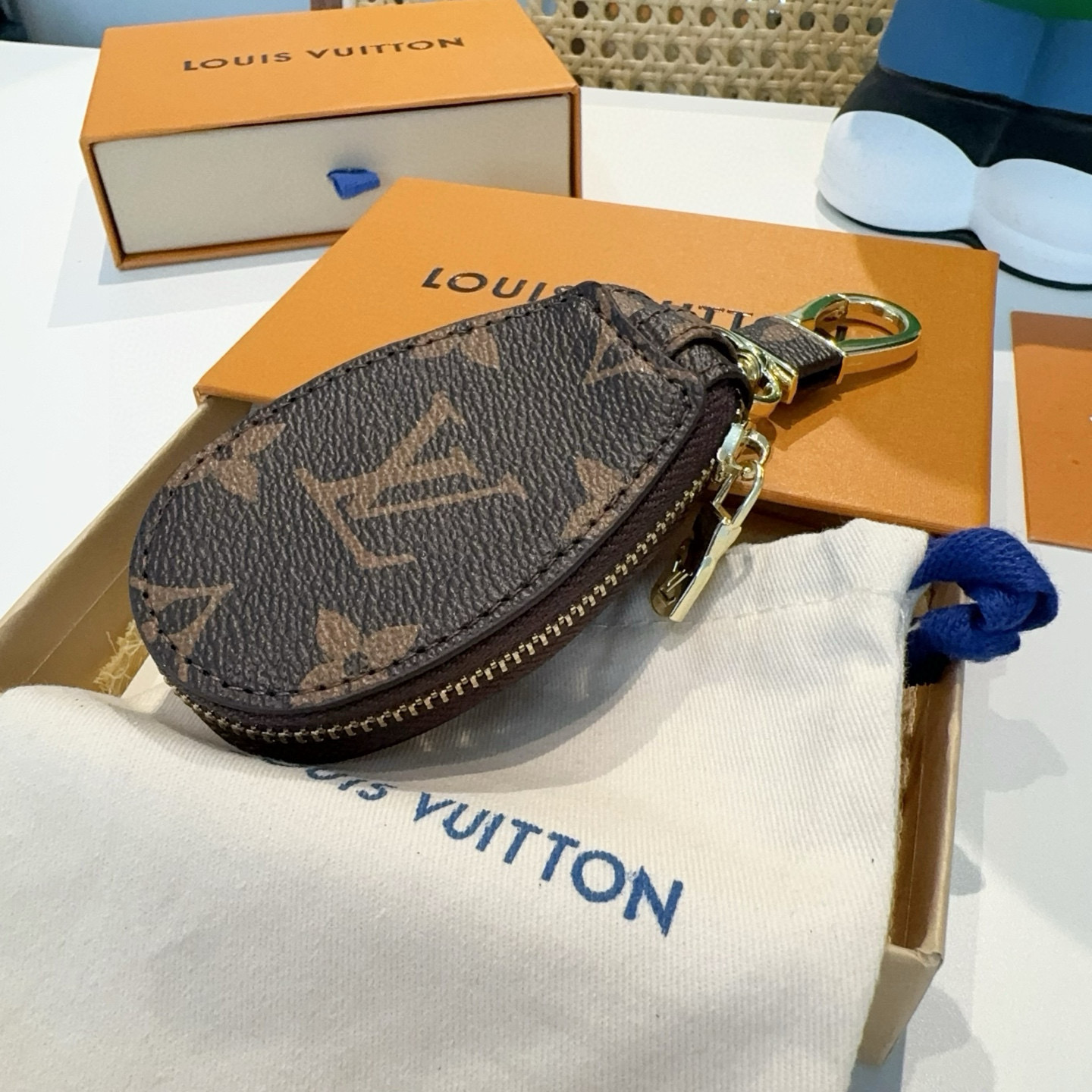 LOUIS VUITTON