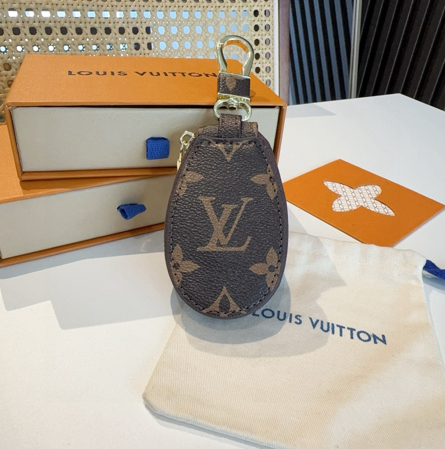 LOUIS VUITTON