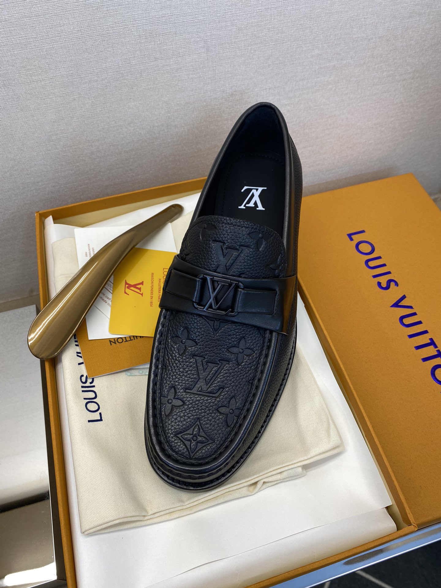 LOUIS VUITTON