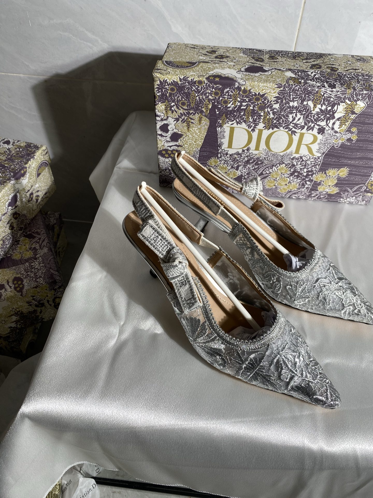 DIOR