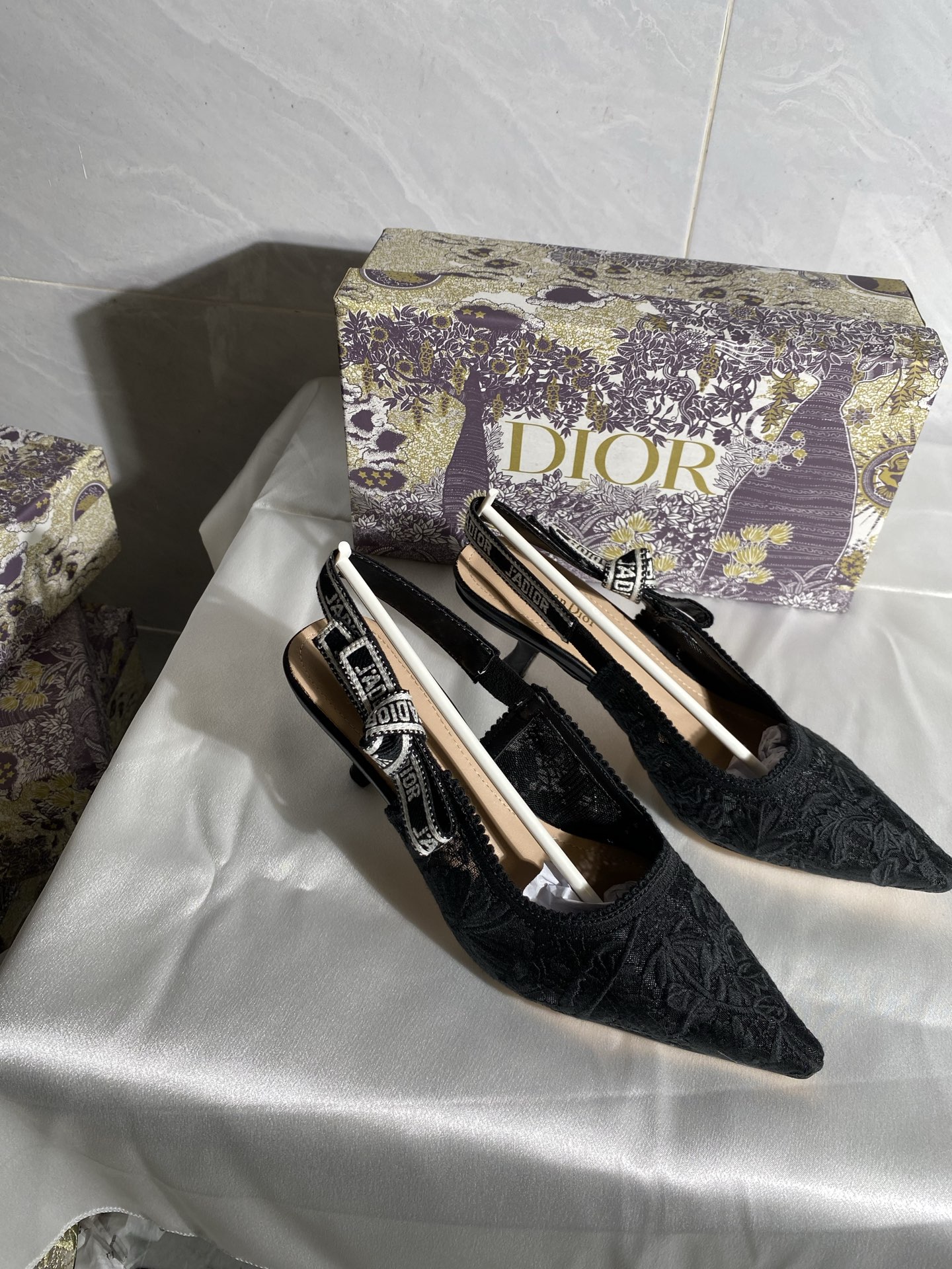 DIOR