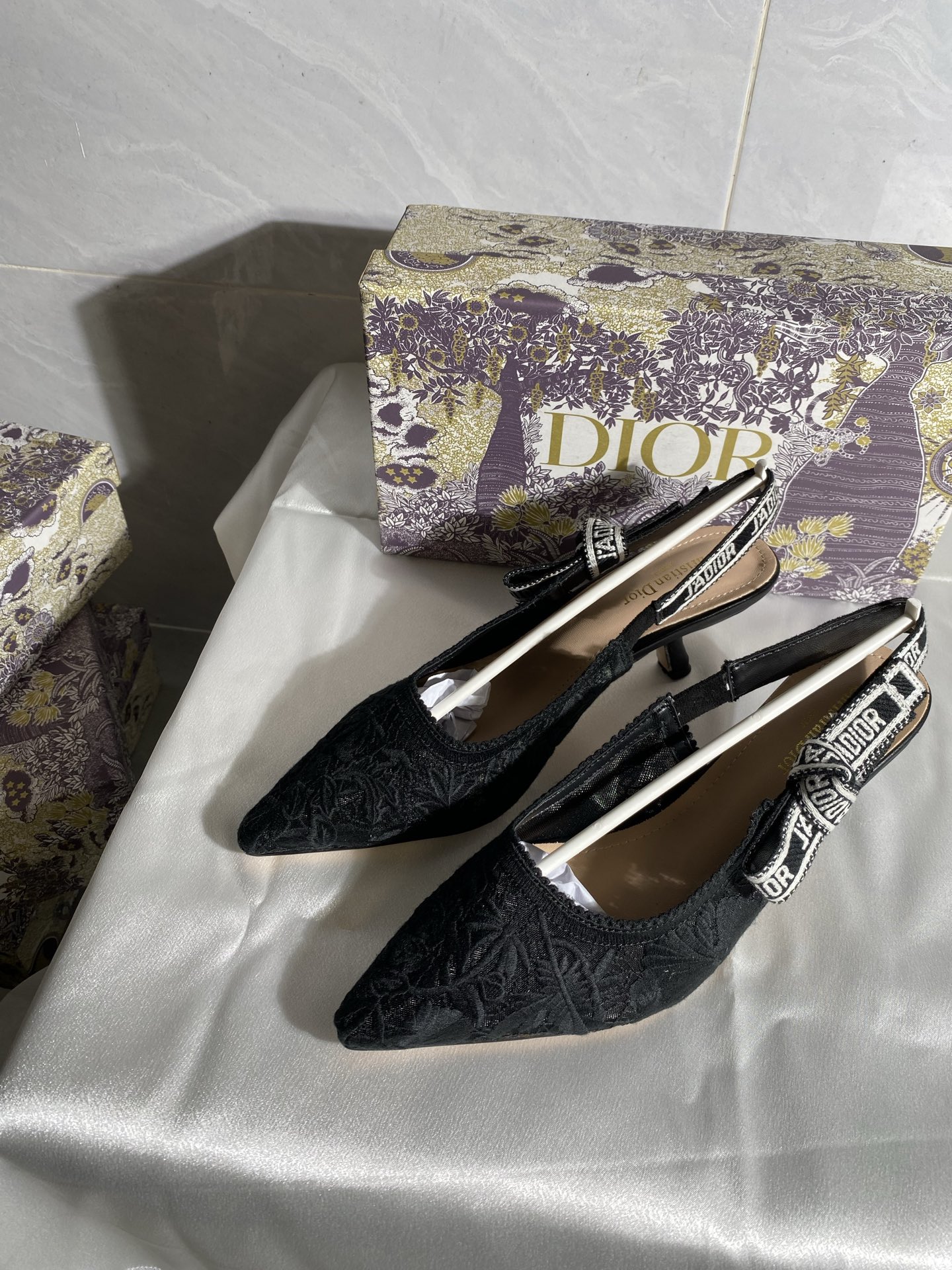 DIOR