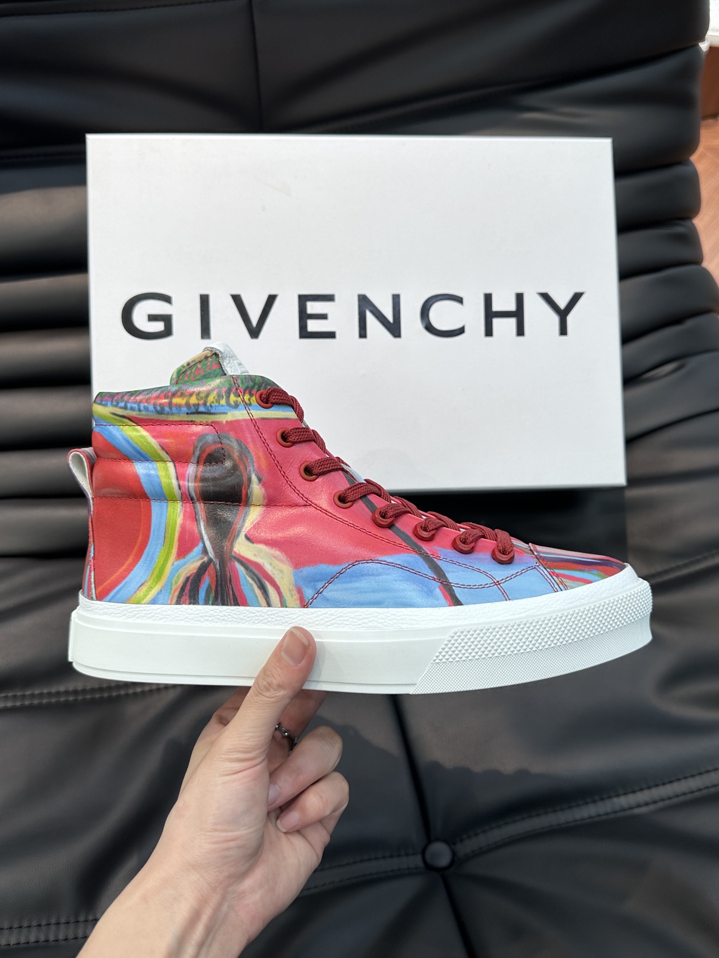 GIVENCHY