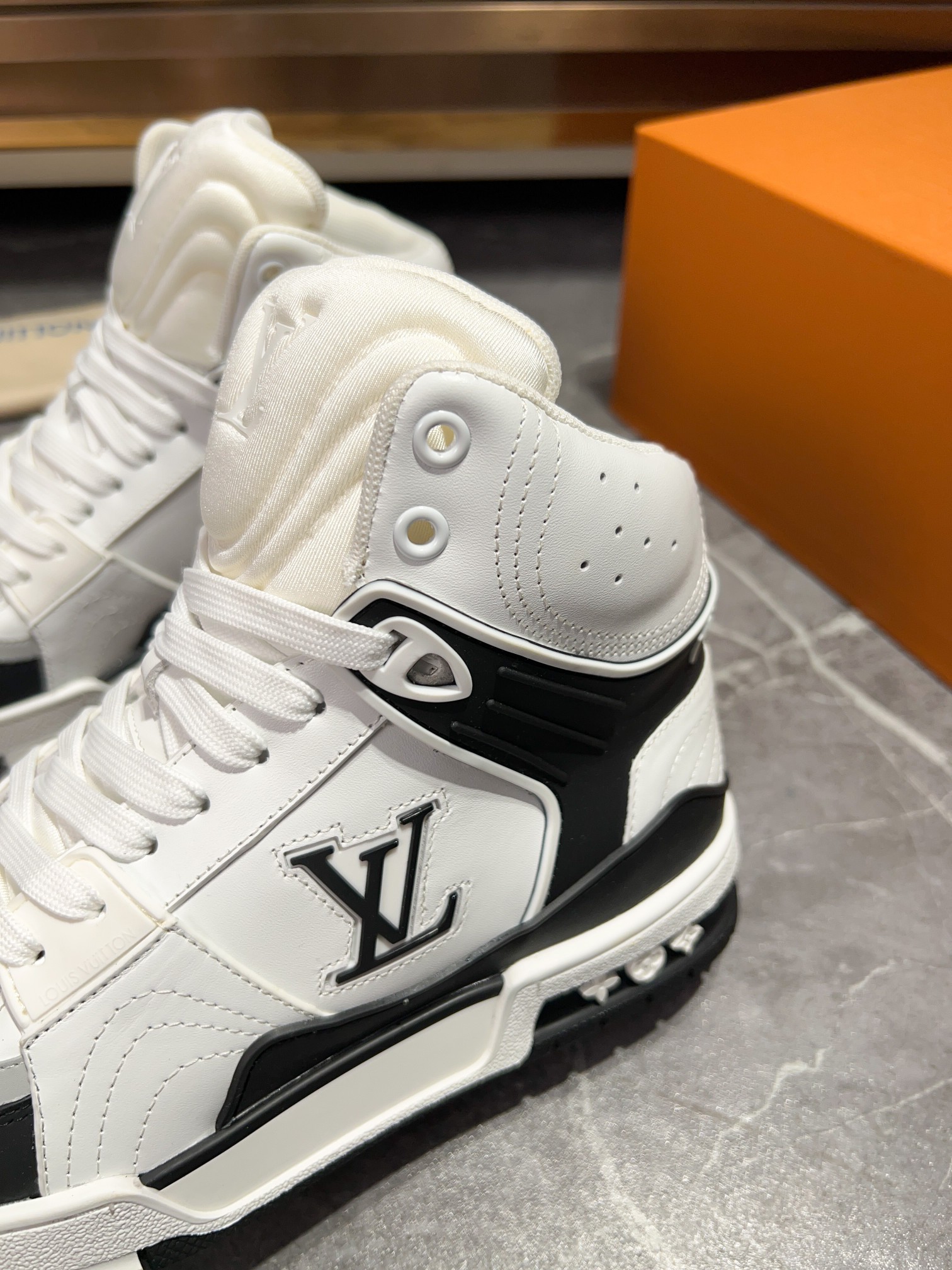 LOUIS VUITTON