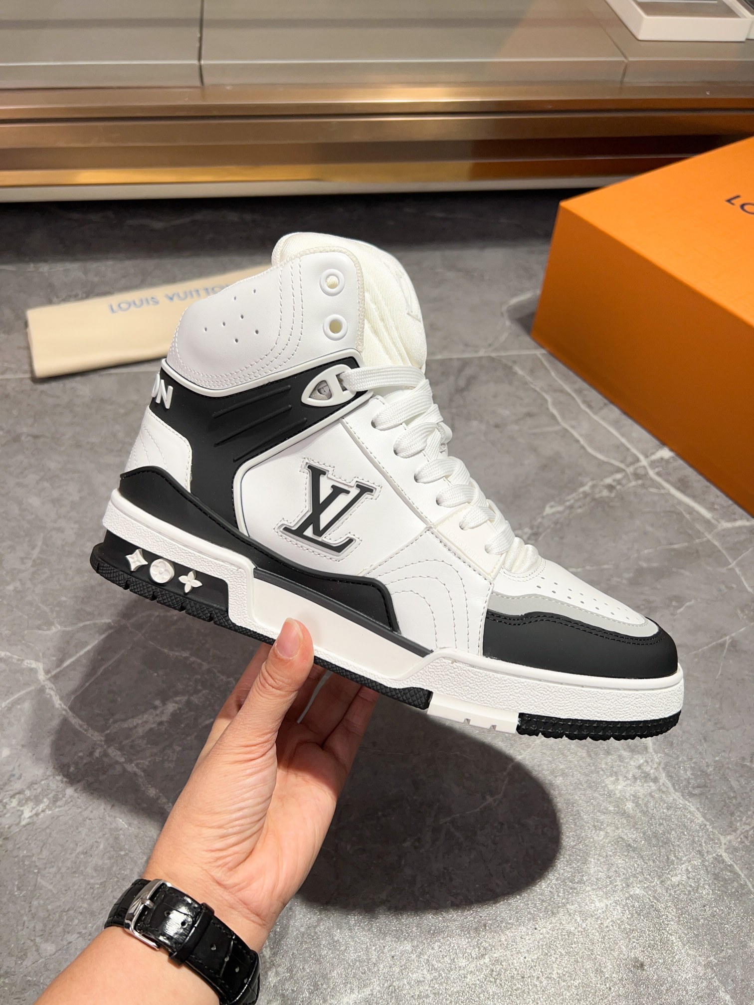 LOUIS VUITTON