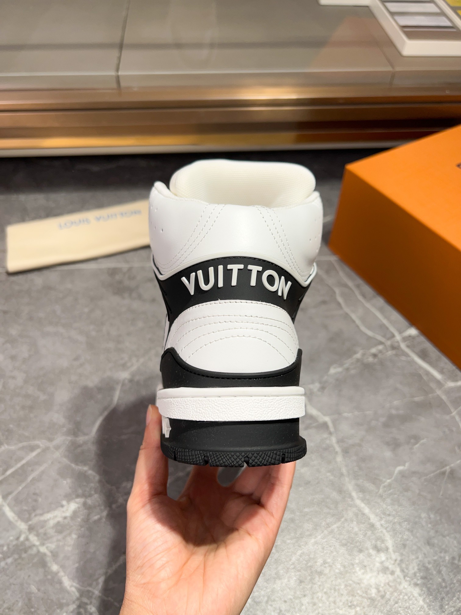 LOUIS VUITTON