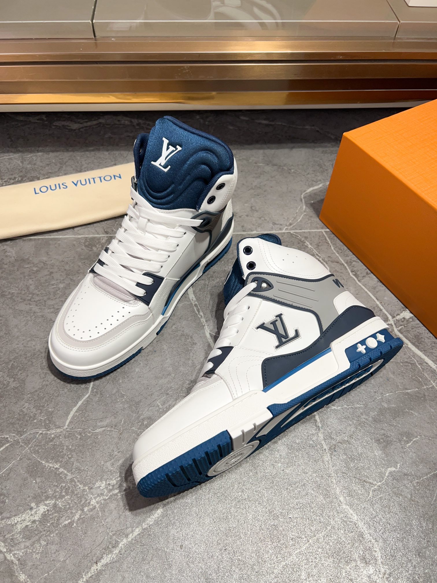 LOUIS VUITTON