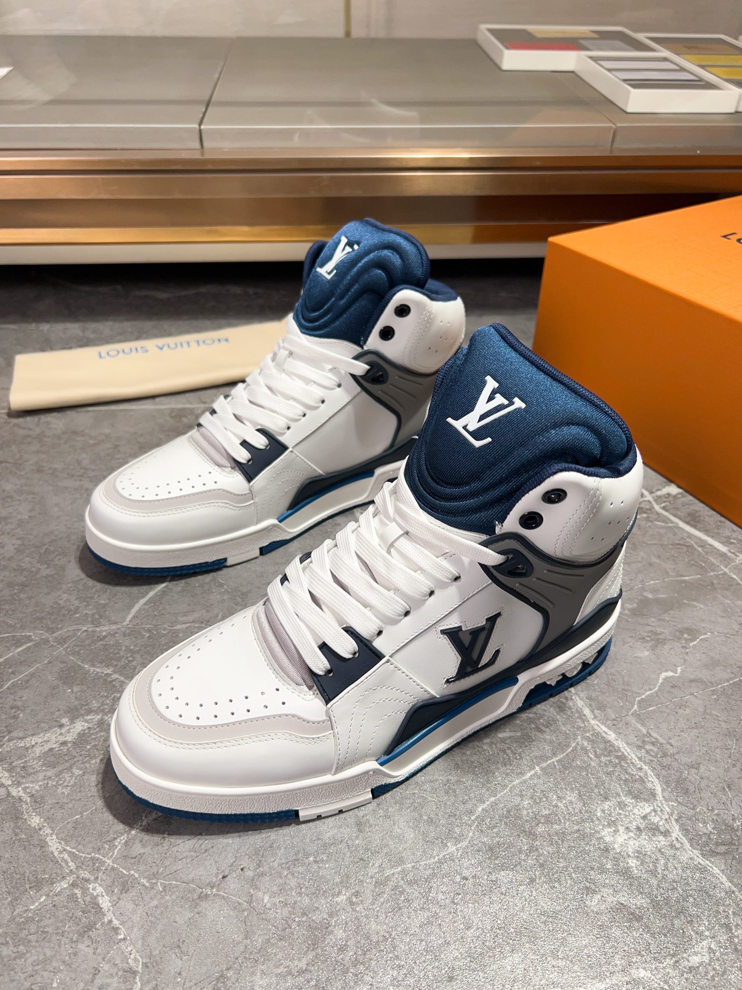 LOUIS VUITTON