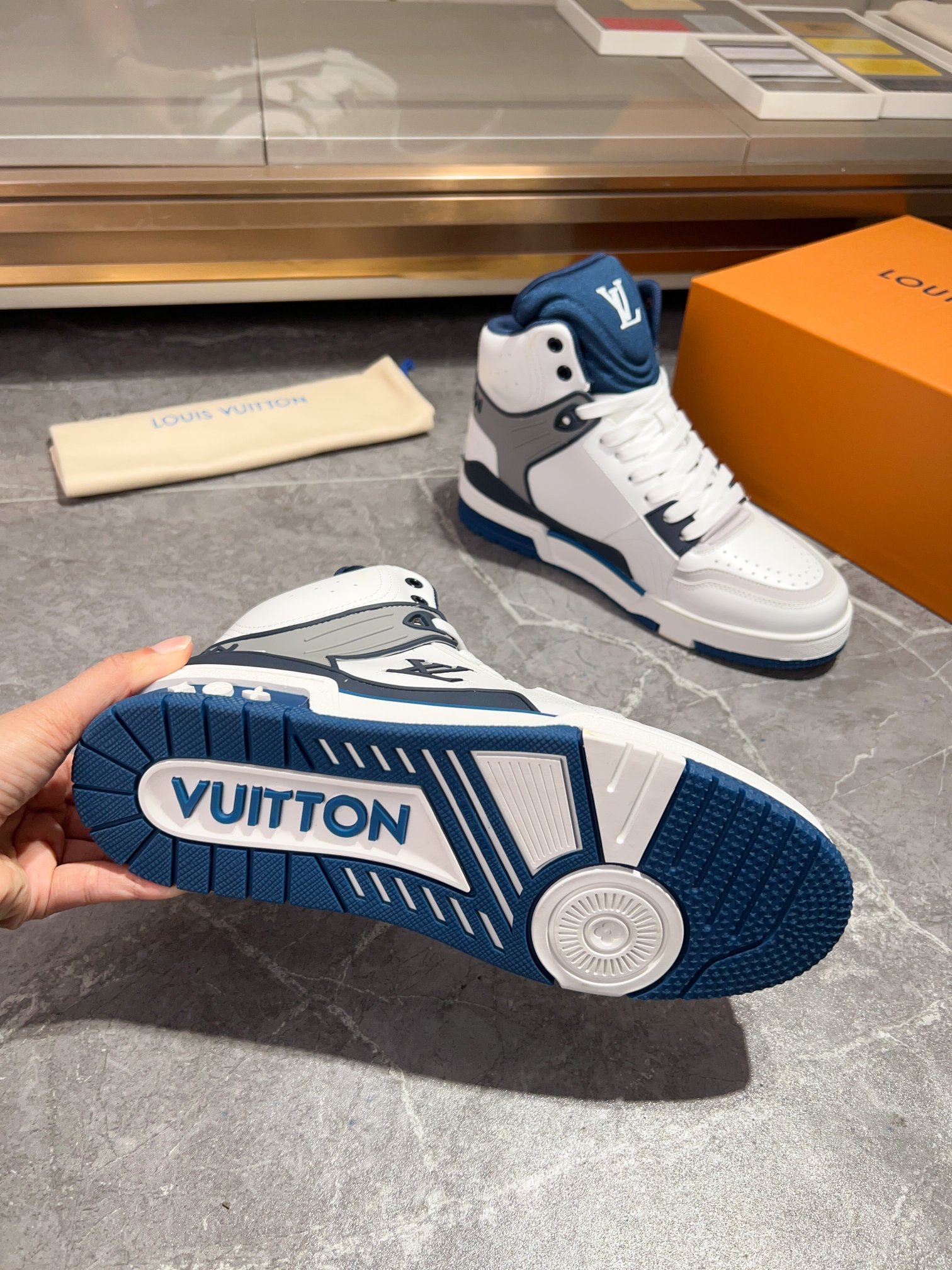LOUIS VUITTON