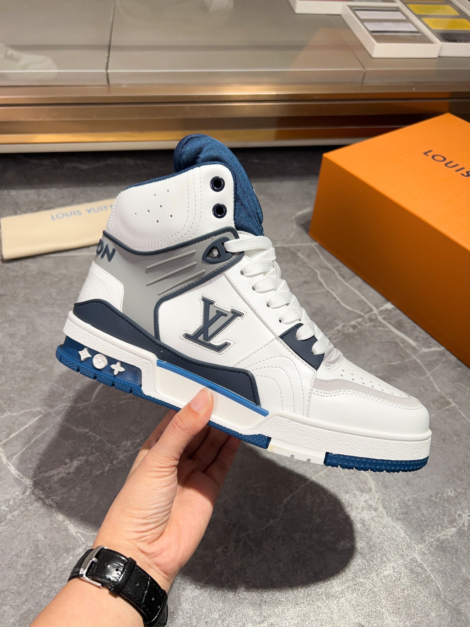 LOUIS VUITTON