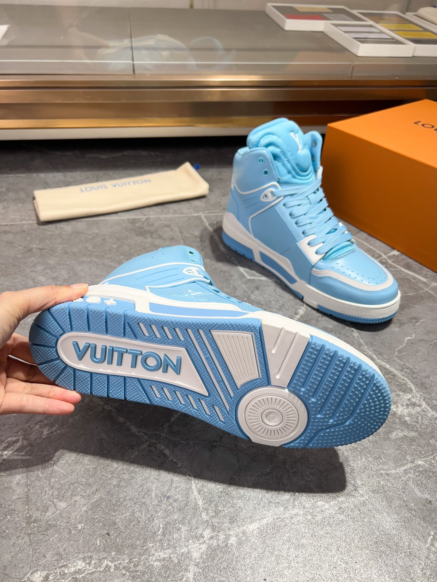 LOUIS VUITTON