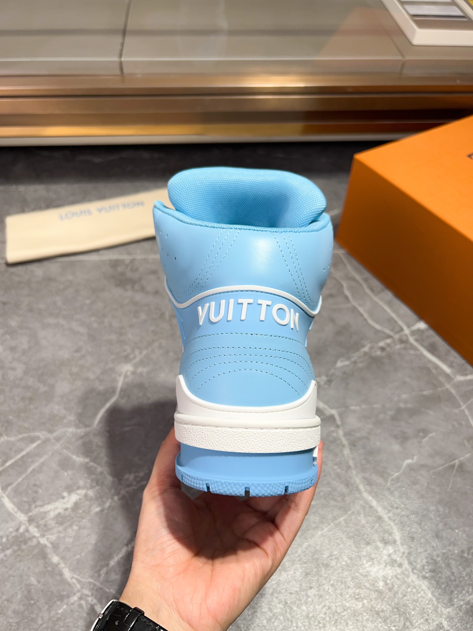 LOUIS VUITTON