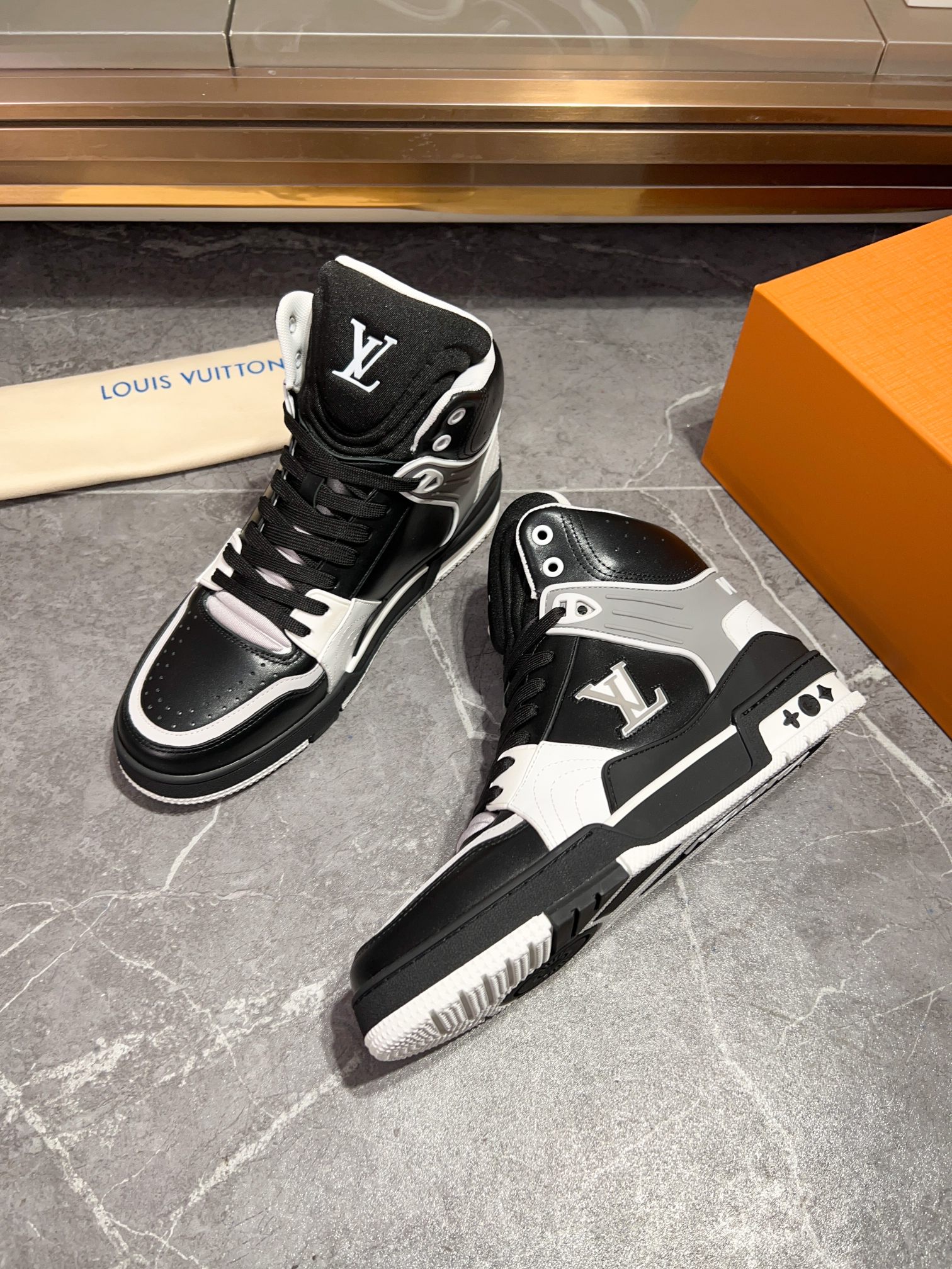 LOUIS VUITTON