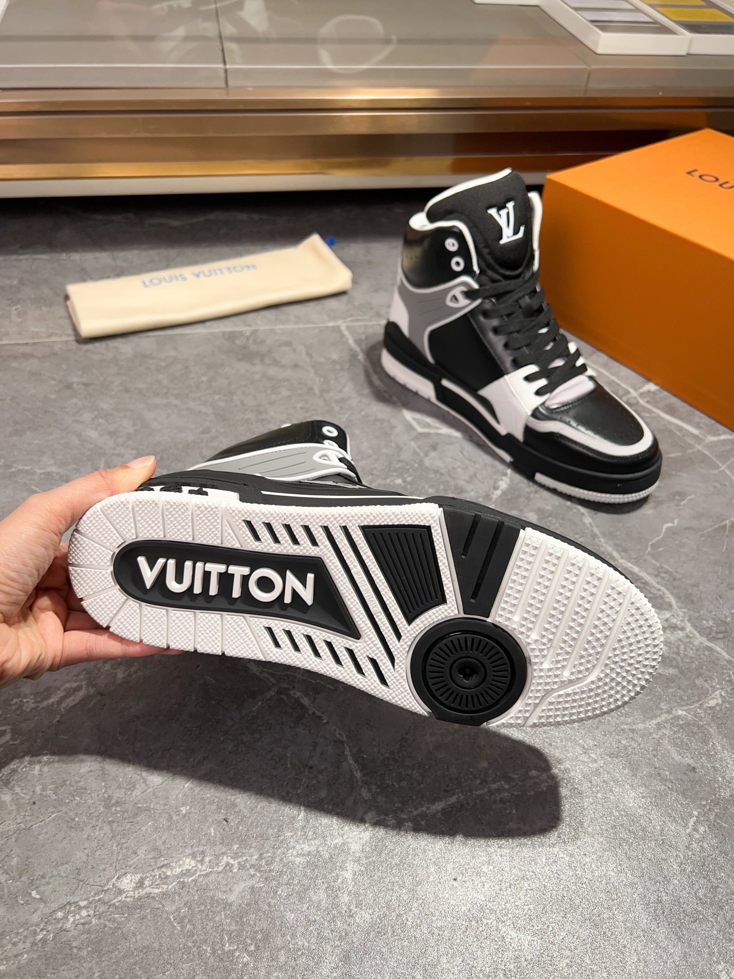 LOUIS VUITTON