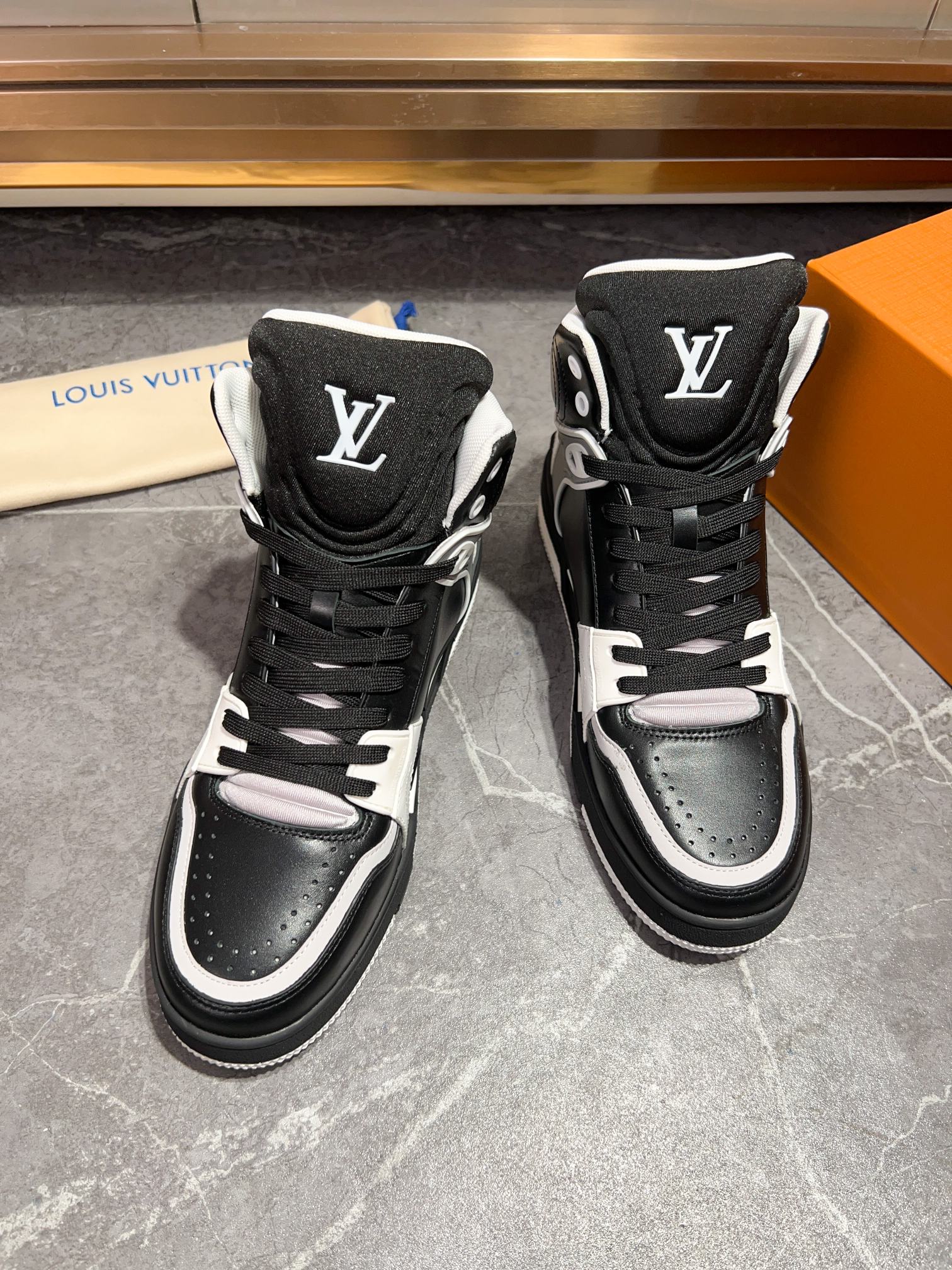LOUIS VUITTON