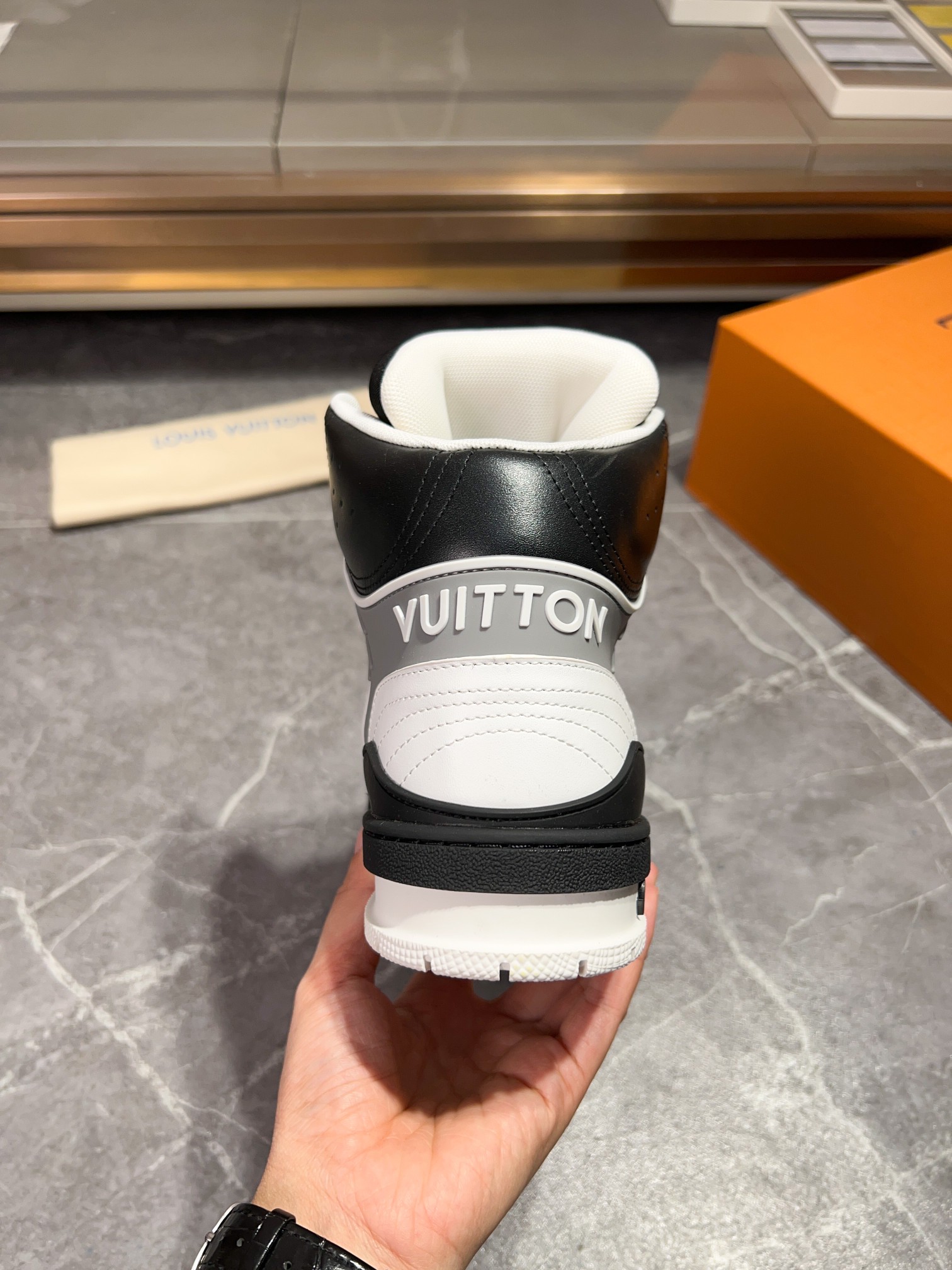 LOUIS VUITTON