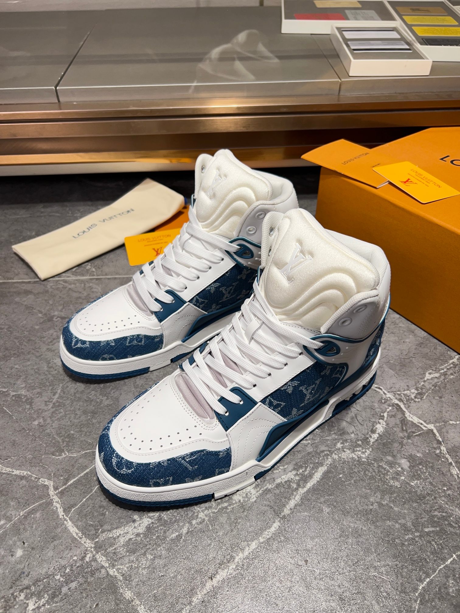 LOUIS VUITTON