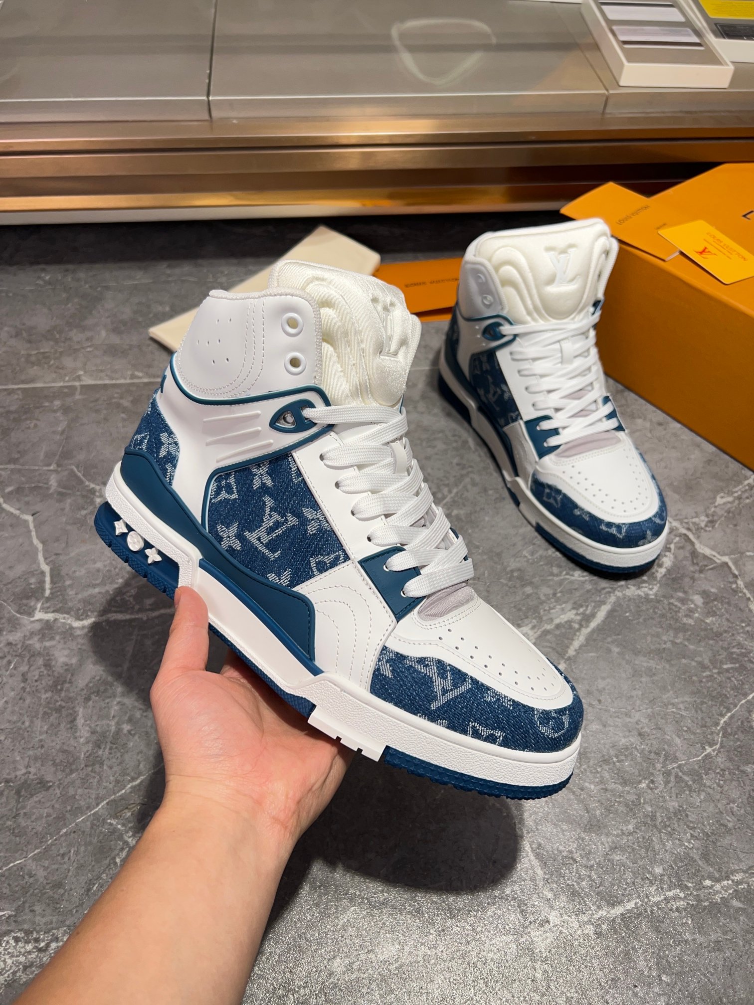 LOUIS VUITTON