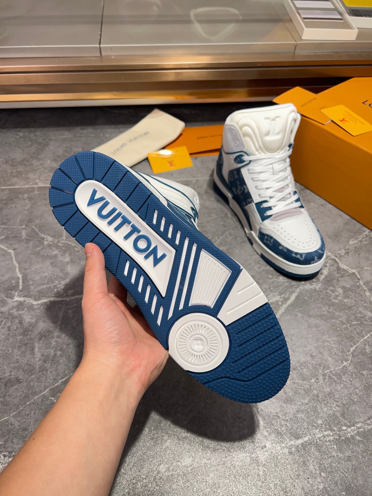LOUIS VUITTON