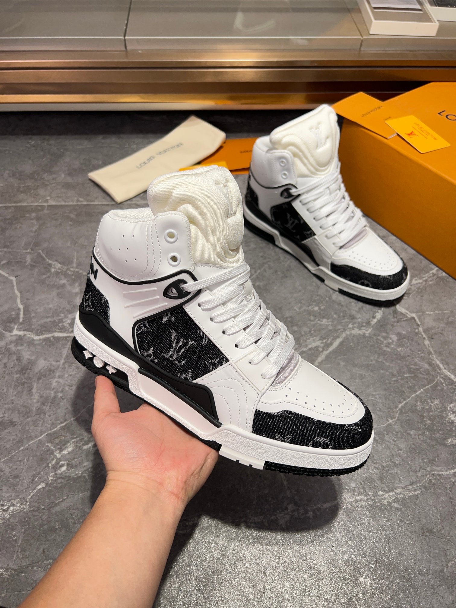 LOUIS VUITTON