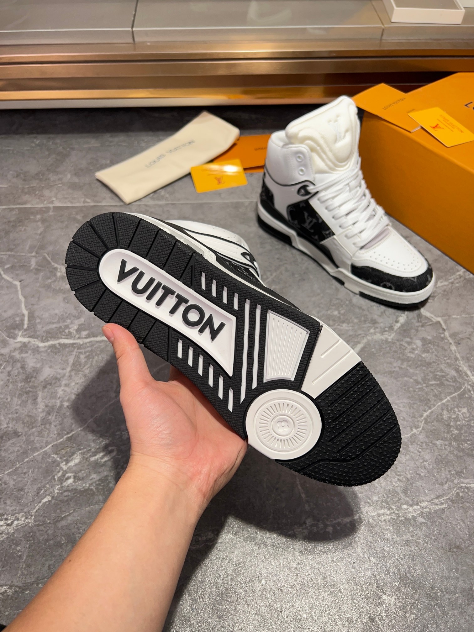 LOUIS VUITTON