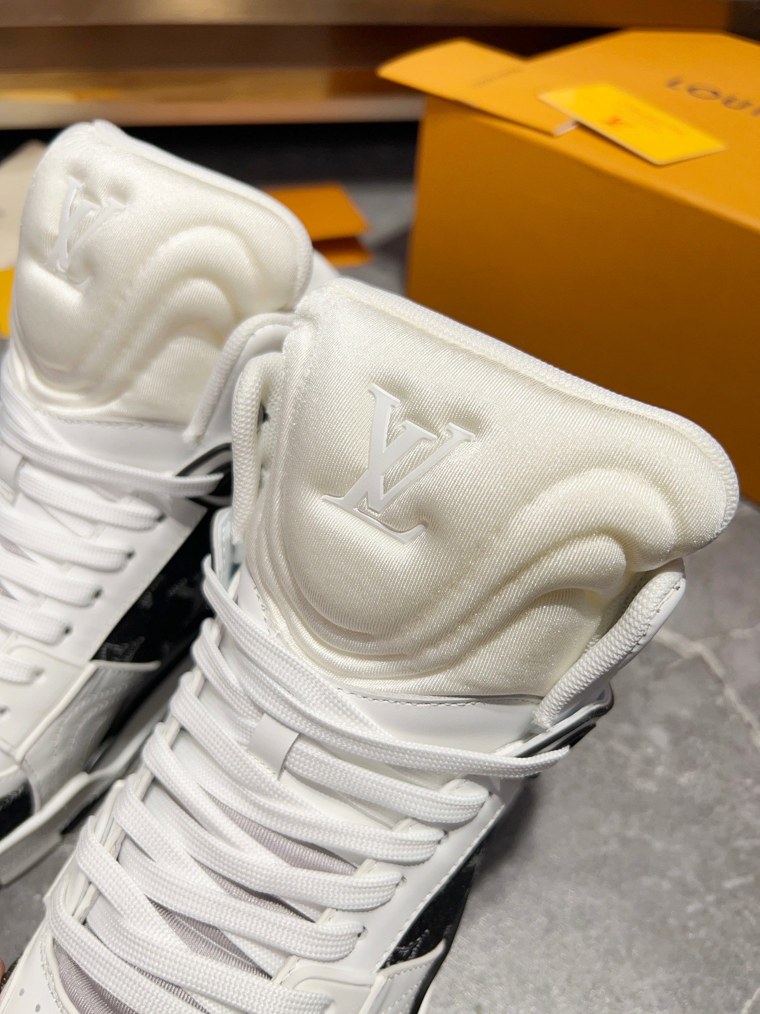 LOUIS VUITTON
