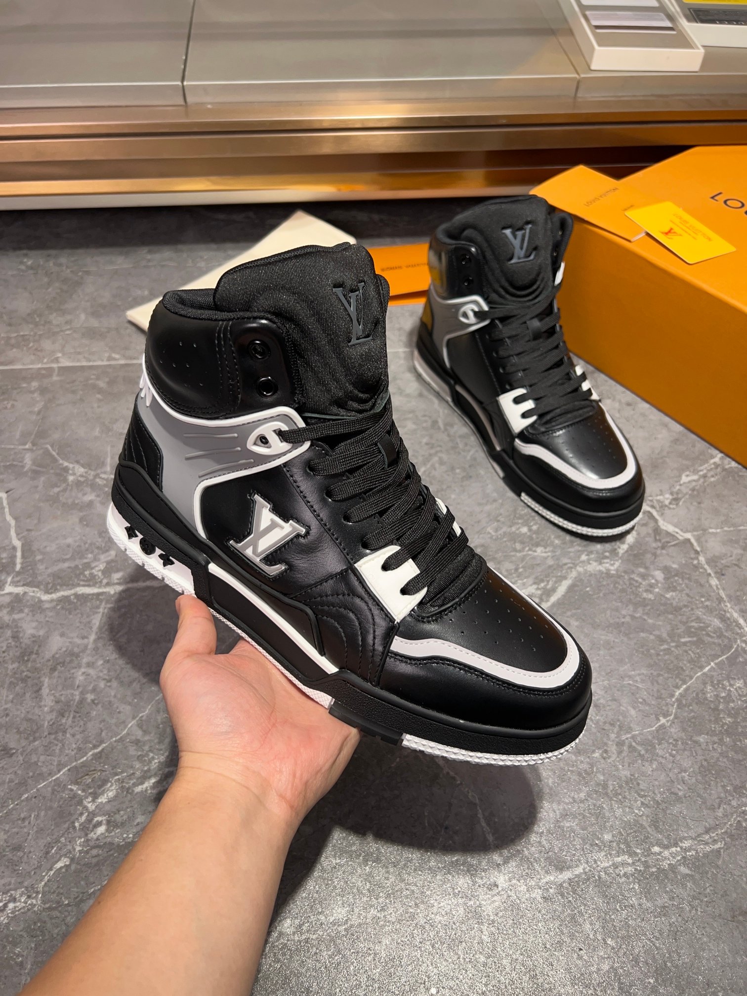 LOUIS VUITTON