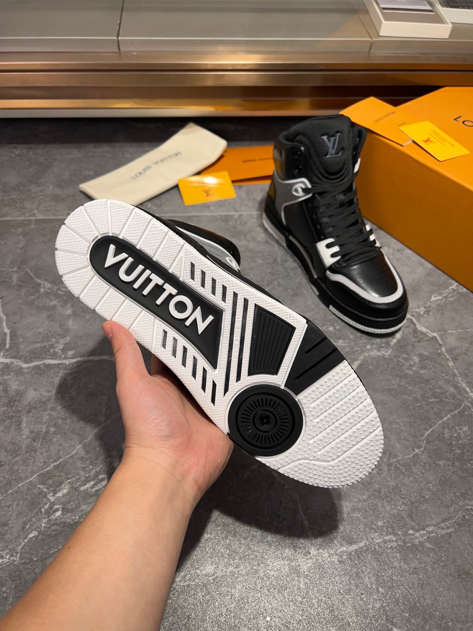 LOUIS VUITTON