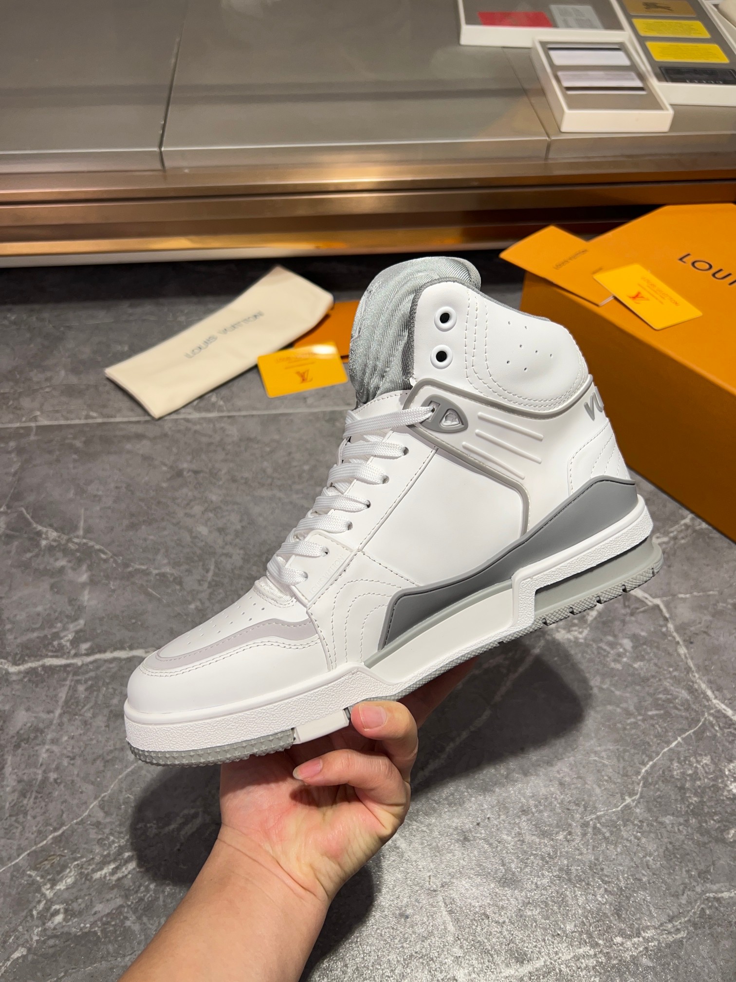 LOUIS VUITTON