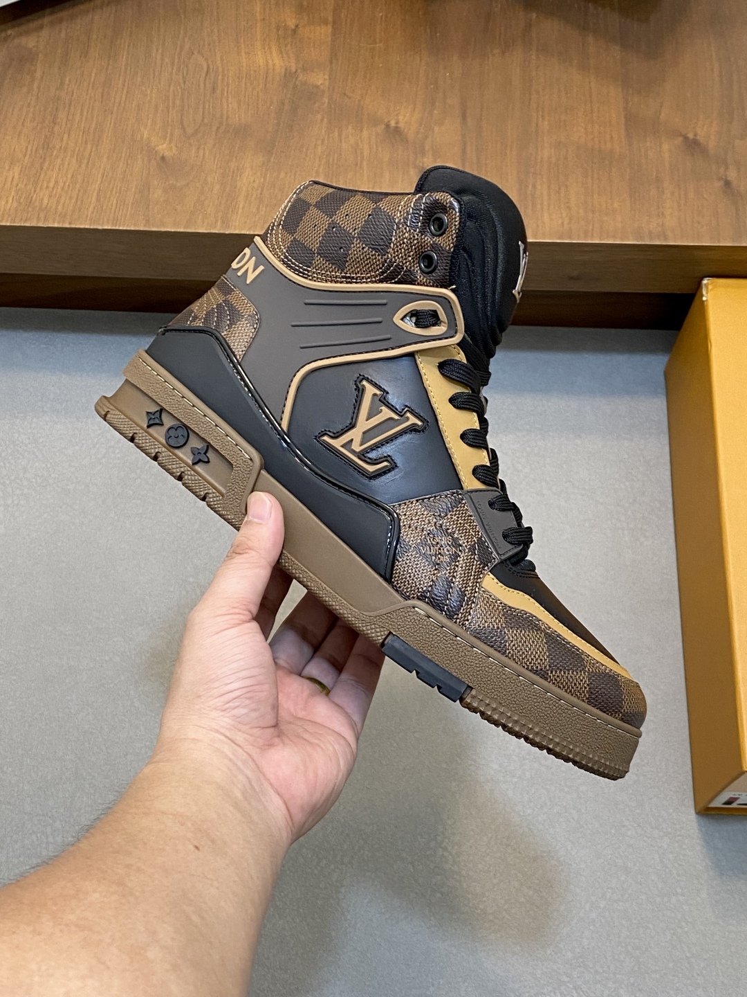 LOUIS VUITTON
