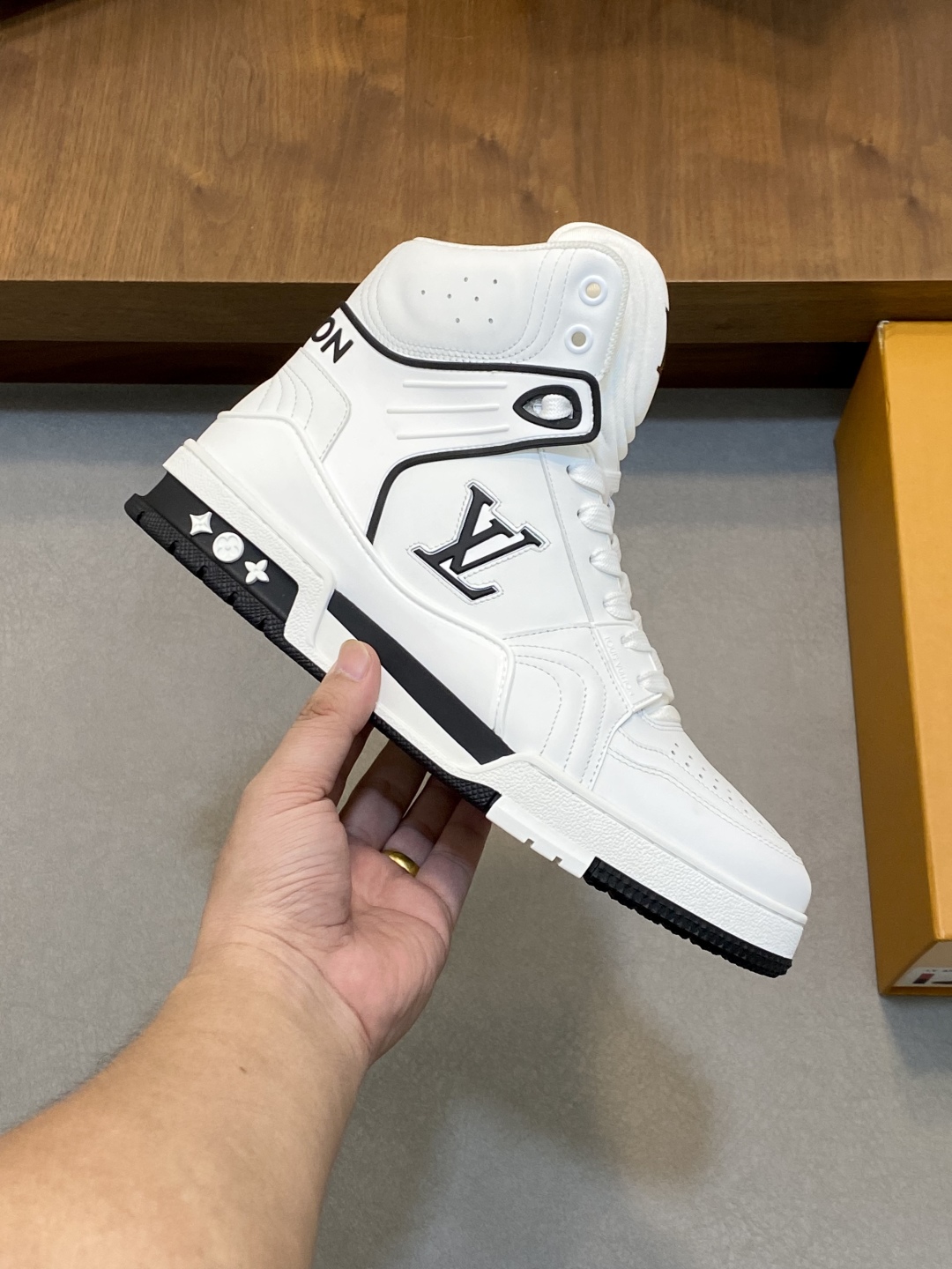 LOUIS VUITTON